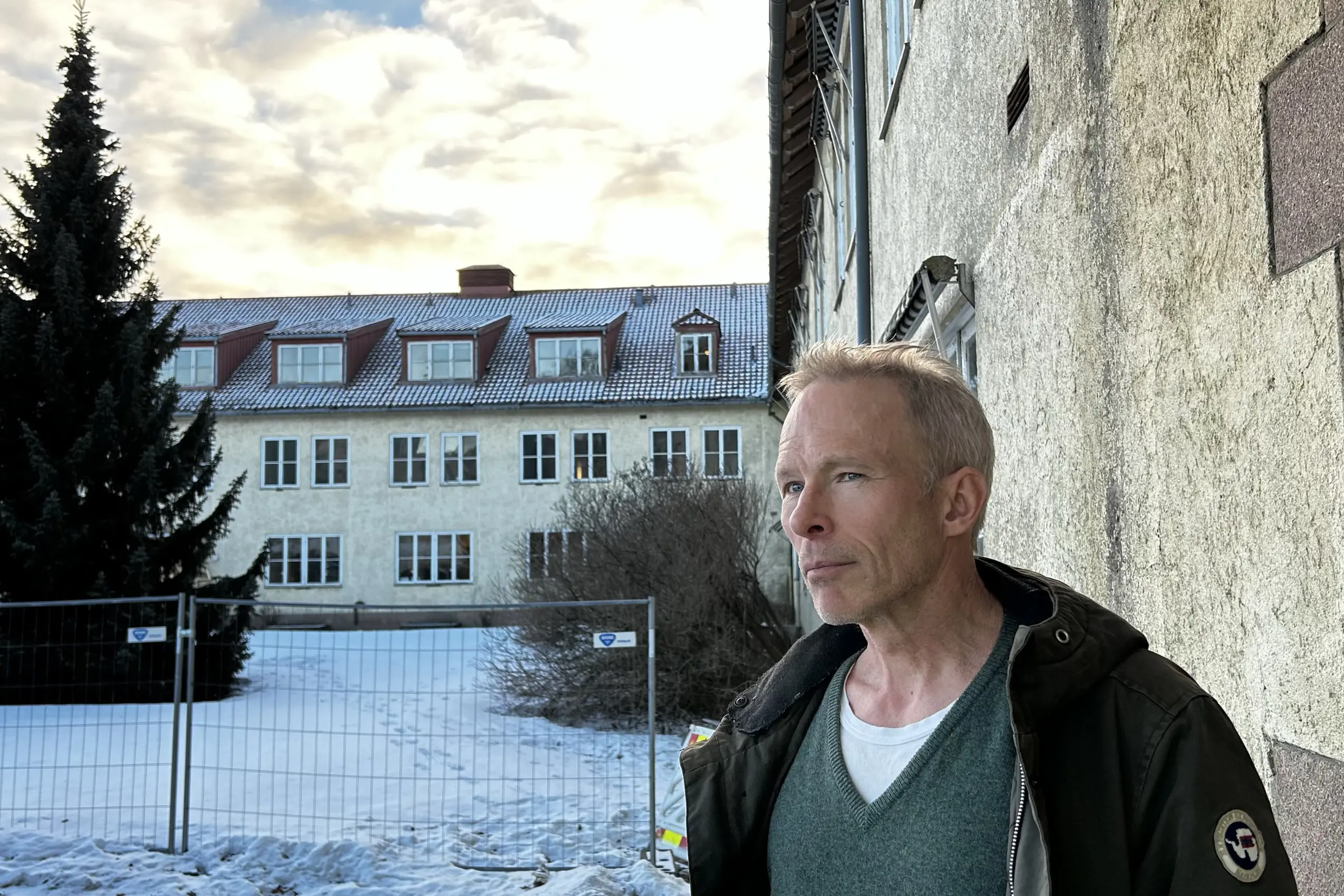 En person som står ved siden av en bygning