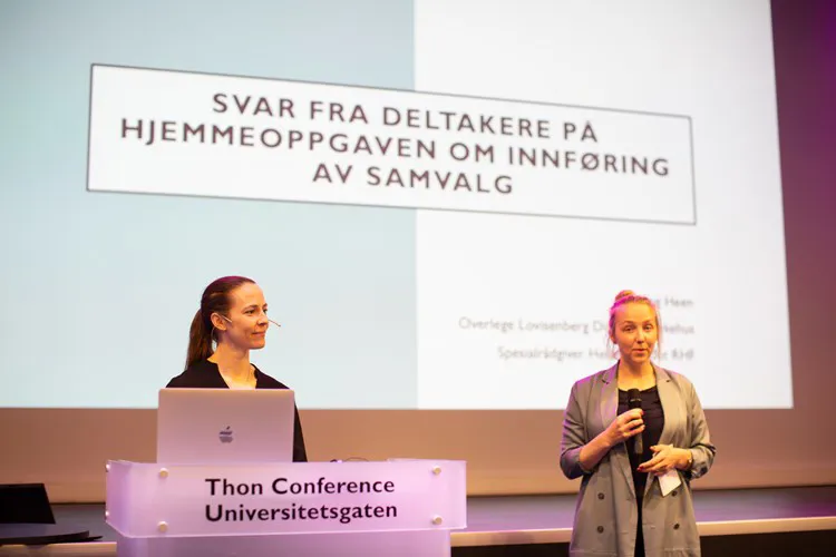 Overlegen og rådgiver på podie under workshop om samvalg