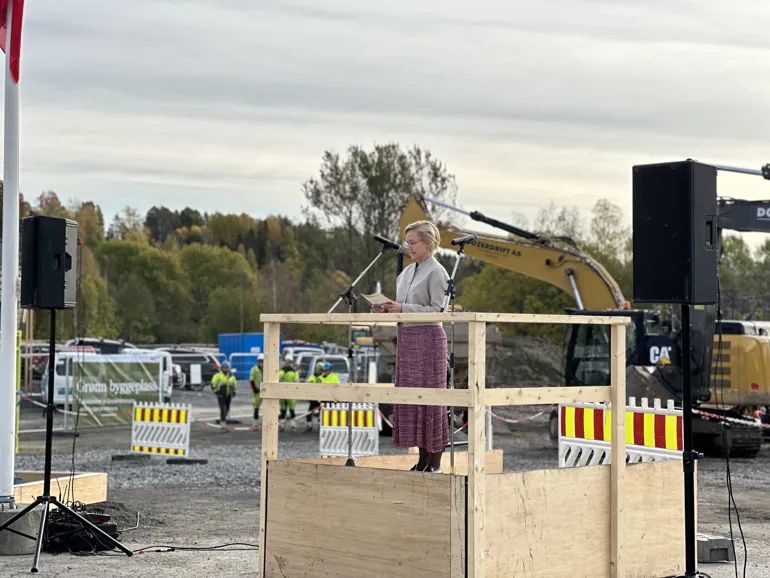 En person som står på en byggeplass