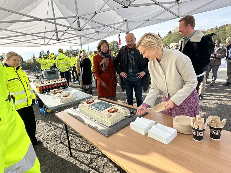 En gruppe mennesker på et utendørs arrangement