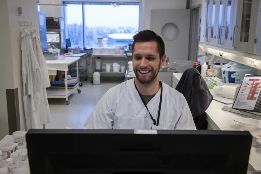 En mann som sitter ved et skrivebord
